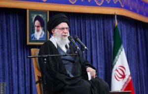 رهبر انقلاب:درمقابل جنگ نرم دشمن بی‌تفاوت نباشیم/باهمراهی مردم دشمن را به زانو در می‌آوریم