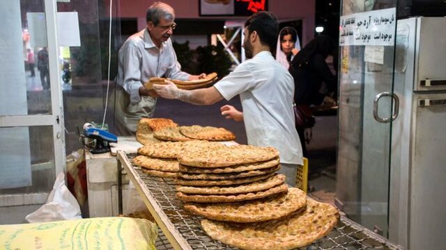 جدال نان و کرونا در نانوایی ها جدال نان و کرونا در نانوایی ها