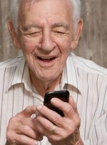 تاثیر استفاده از گوشی‌های هوشمند بر افسردگی سالمندان