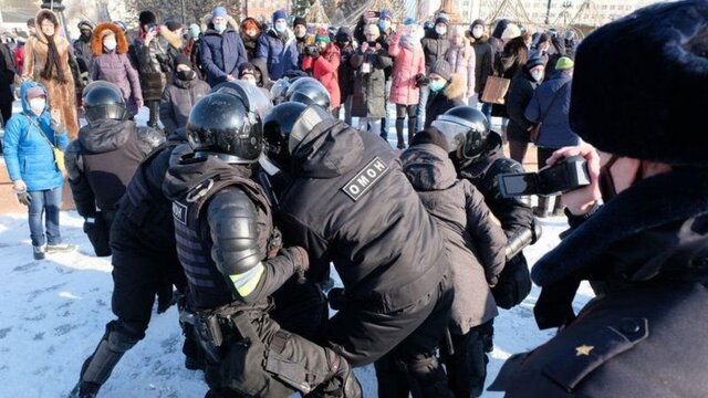 تظاهرات حامیان ناوالنی در چندین شهر روسیه/ بازداشت ۱۰۰۰ تن از جمله همسر ناوالنی تظاهرات حامیان ناوالنی در چندین شهر روسیه/ بازداشت ۱۰۰۰ تن از جمله همسر ناوالنی