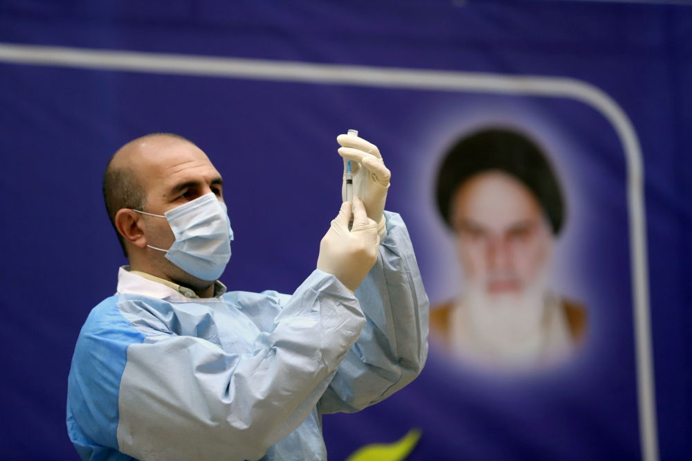 آغاز واکسیناسیون در ایران با واکسن روسی «اسپوتنیک وی»+عکس