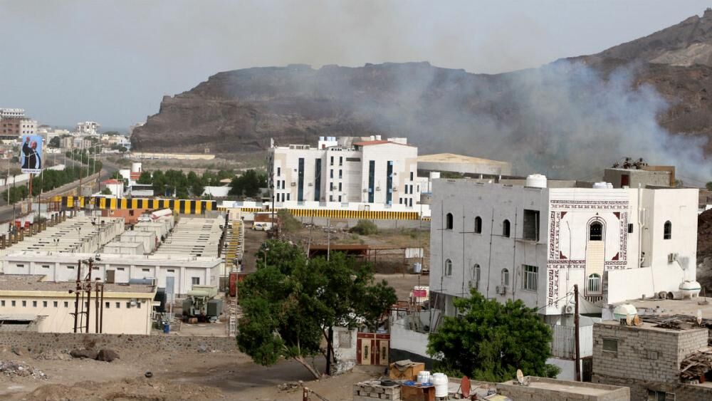 منابع محلی از تیراندازی در مقر دولت مستعفی یمن در عدن خبر دادند منابع محلی از تیراندازی در مقر دولت مستعفی یمن در عدن خبر دادند