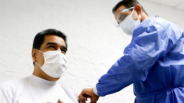 مادورو نخستین دوز واکسن “اسپوتنیک وی” را دریافت کرد