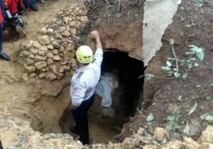 ریزش خاک بر سر سه کارگر آب و فاضلاب شهری در سنندج/ یک کارگر جان باخت ریزش خاک بر سر سه کارگر آب و فاضلاب شهری در سنندج/ یک کارگر جان باخت