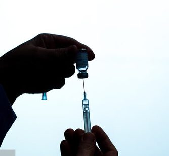 چه کسانی نباید دُز دوم واکسن کرونا را تزریق کنند؟