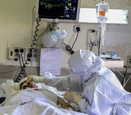 خطر چهار رقمی شدن مرگ‌های کرونایی / افراد علمی وارد وزارت بهداشت شوند