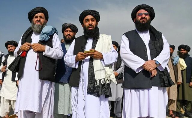 ذبیحالله مجاهد از باند فرودگاه کابل: به افغانستان تبریک میگویم ذبیحالله مجاهد از باند فرودگاه کابل: به افغانستان تبریک میگویم