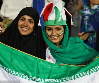 بلاتکلیفی زنان برای ورود به ورزشگاه بلاتکلیفی زنان برای ورود به ورزشگاه