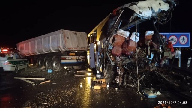 ۸ کشته و ۱۱ مجروح در برخورد تریلر با اتوبوس در محور کاشان – اصفهان