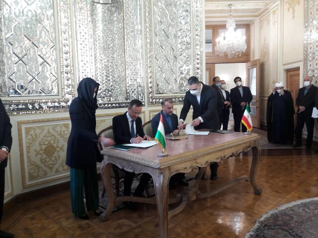 سه سند همکاری بین ایران و مجارستان امضا شد