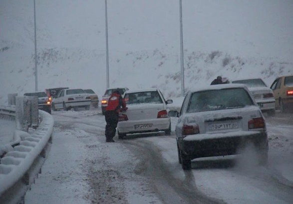 بارش شدید برف در فیروزکوه و هراز/تردد خطرناک است