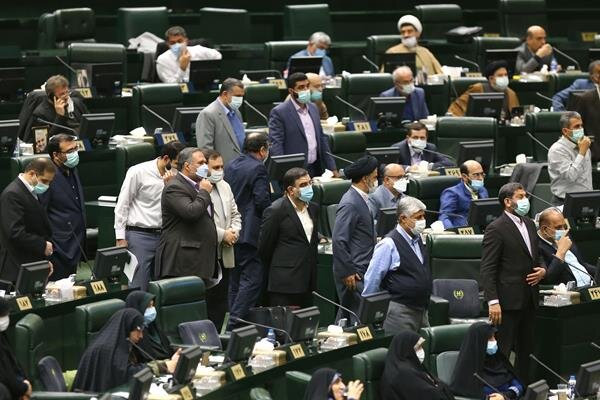 مخالفت با افزایش قیمت سیگار حاشیه ساز شد مخالفت با افزایش قیمت سیگار حاشیه ساز شد