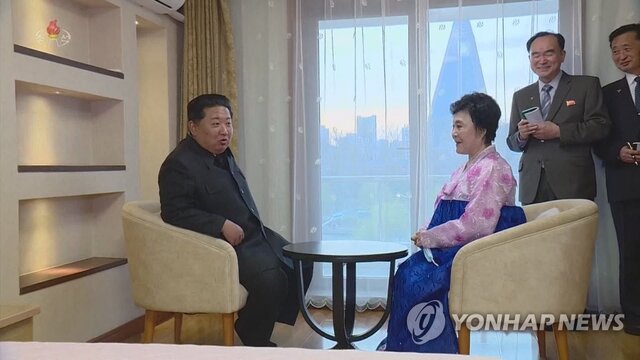 رهبر کره شمالی به “بانوی صورتی” یک خانه مجلل هدیه داد