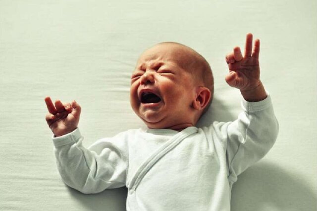 گریه نوزاد چه زمانی کاهش می‌یابد؟