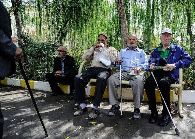 «افزایش حقوق» و «بیمه تکمیلی درمان» همچنان مهم‌ترین مطالبه بازنشستگان کشوری از دولت
