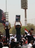 حضور هزاران تن از حامیان جریان صدر در منطقه سبز بغداد برای برپایی نماز جمعه