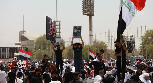 حضور هزاران تن از حامیان جریان صدر در منطقه سبز بغداد برای برپایی نماز جمعه