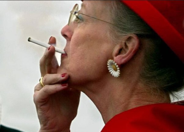 سیگاری و ۸۲ ساله؛ “مارگارت” حالا پیرترین ملکه اروپاست