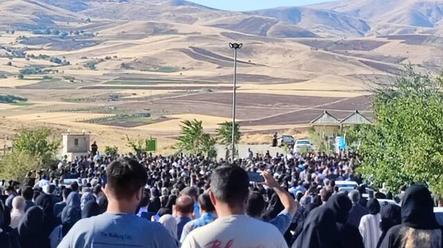 پیکر «مهسا امینی» در زادگاهش به خاک سپرده شد پیکر «مهسا امینی» در زادگاهش به خاک سپرده شد
