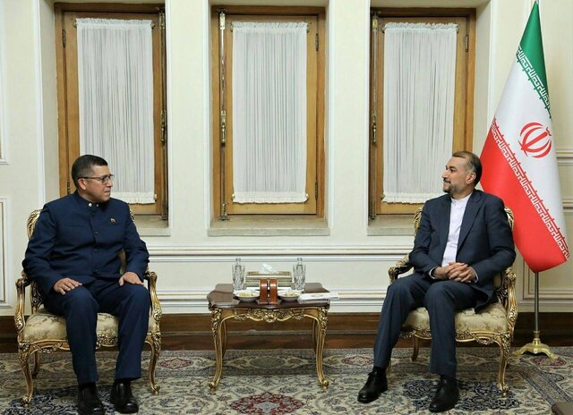 رایزنی سفیر جدید ونزوئلا در ایران با وزیر خارجه رایزنی سفیر جدید ونزوئلا در ایران با وزیر خارجه