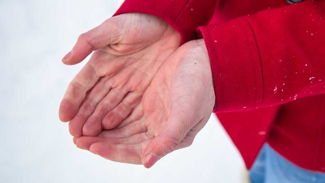 چگونه به فرد سرمازده کمک کنیم؟ چگونه به فرد سرمازده کمک کنیم؟