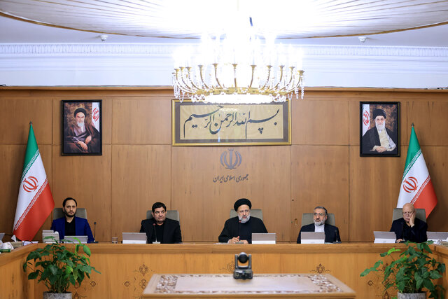 هیچگونه تصمیمی که به افزایش غیرمنطقی قیمت کالا و خدمات و بالا رفتن تورم منجر شود، پذیرفته نیست هیچگونه تصمیمی که به افزایش غیرمنطقی قیمت کالا و خدمات و بالا رفتن تورم منجر شود، پذیرفته نیست