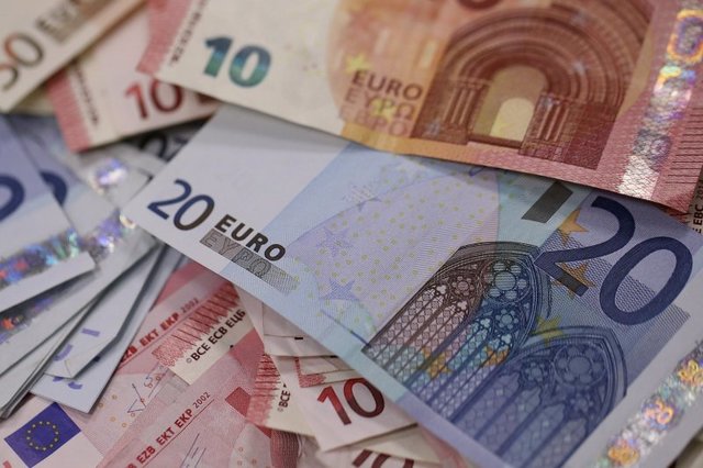 کاهش قیمت یورو و ثبات نسبی طلا کاهش قیمت یورو و ثبات نسبی طلا