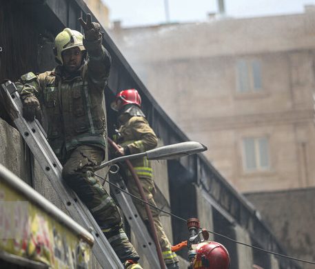 مصدومیت ۱۷ تن در حریق خیابان مولوی تاکنون/ شهروندان اطراف محل حادثه تجمع نکنند مصدومیت ۱۷ تن در حریق خیابان مولوی تاکنون/ شهروندان اطراف محل حادثه تجمع نکنند