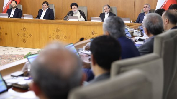 تاکید رییس جمهور بر اقناع افکار عمومی درباره ثمرات تغییر ساعت کار تاکید رییس جمهور بر اقناع افکار عمومی درباره ثمرات تغییر ساعت کار