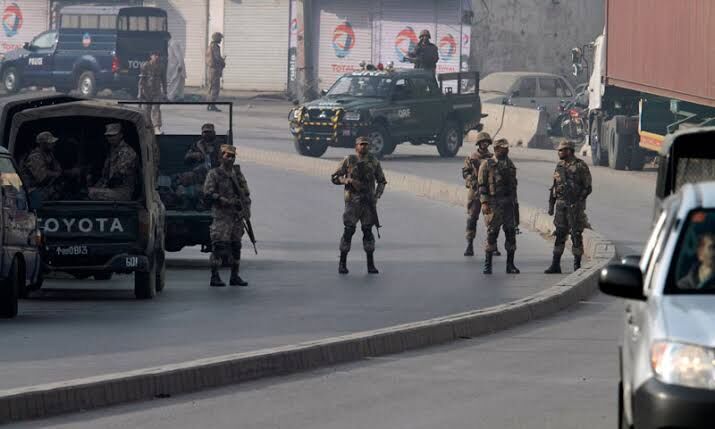 حمله انتحاری در پیشاور پاکستان ده‌ها زخمی برجای گذاشت