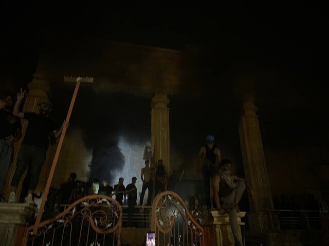 حامیان صدر سفارت سوئد در بغداد را آتش زدند