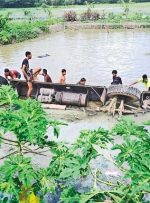 سقوط اتوبوس در برکه‌ای در بنگلادش ۱۷ قربانی گرفت