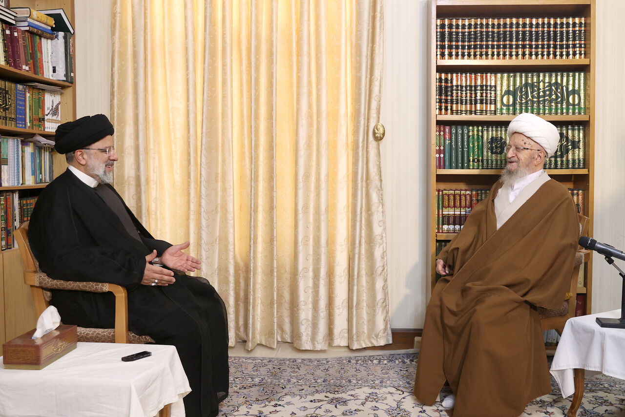 رئیس جمهور با آیت الله مکارم شیرازی دیدار کرد رئیس جمهور با آیت الله مکارم شیرازی دیدار کرد