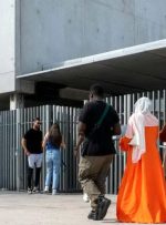 تداوم اعتراض‌ها به ممنوعیت پوشش اسلامی در مدارس فرانسه/ اعتصاب معلمان کلید خورد