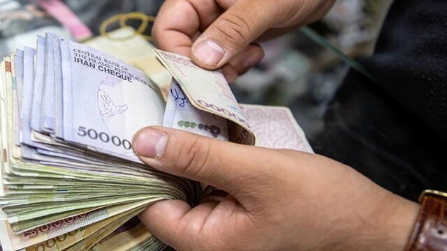 بازنگری دستمزد کارگران منوط به افزایش حقوق کارمندان بازنگری دستمزد کارگران منوط به افزایش حقوق کارمندان