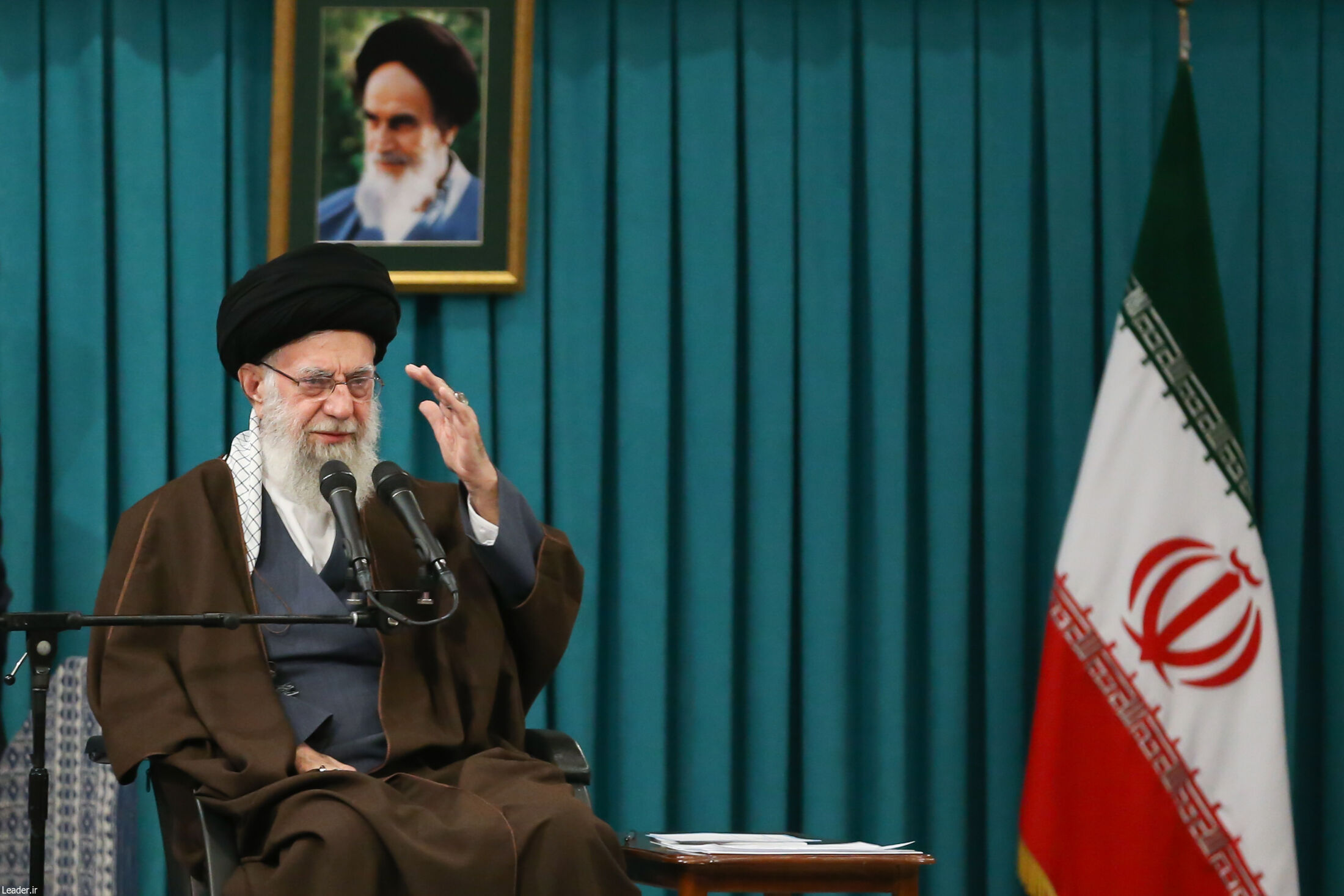 در دیدار هزاران نفر از رای اولی‌ها و جمعی از خانواده‌های شهدا