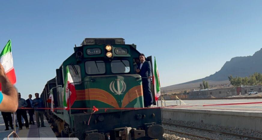 هشتم خرداد عبور نخستین قطار مسافری شیراز_ مشهد از محور یزد_ اقلید
