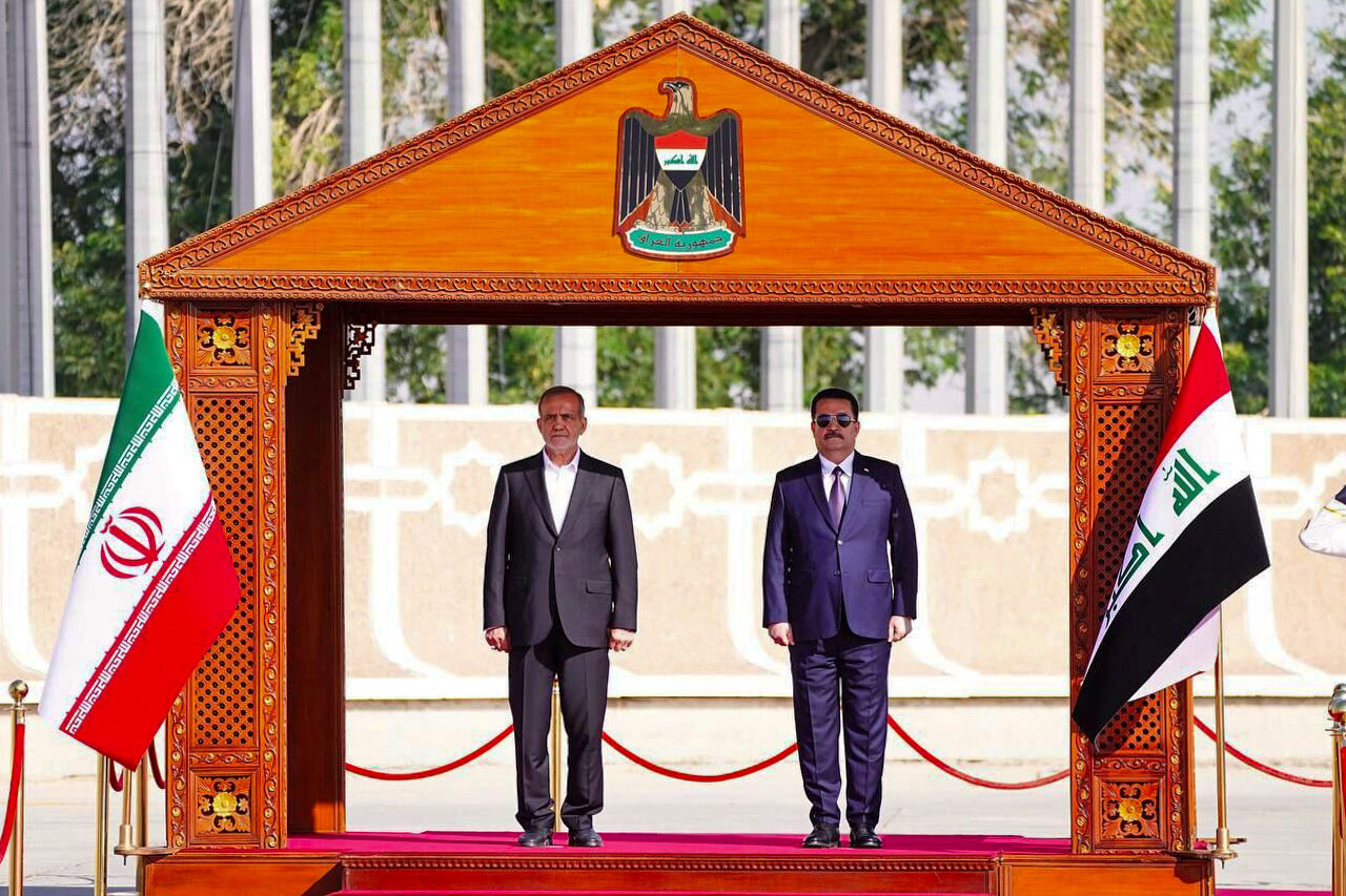 استقبال رسمی نخست وزیر عراق از رئیس جمهوری اسلامی ایران استقبال رسمی نخست وزیر عراق از رئیس جمهوری اسلامی ایران