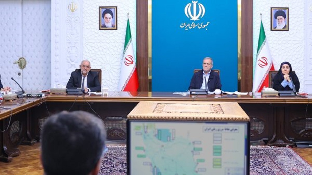 تاکید پزشکیان بر حضور بخش خصوصی در حوزه حمل و نقل ریلی، جادهای و توسعه اسکلهها تاکید پزشکیان بر حضور بخش خصوصی در حوزه حمل و نقل ریلی، جادهای و توسعه اسکلهها