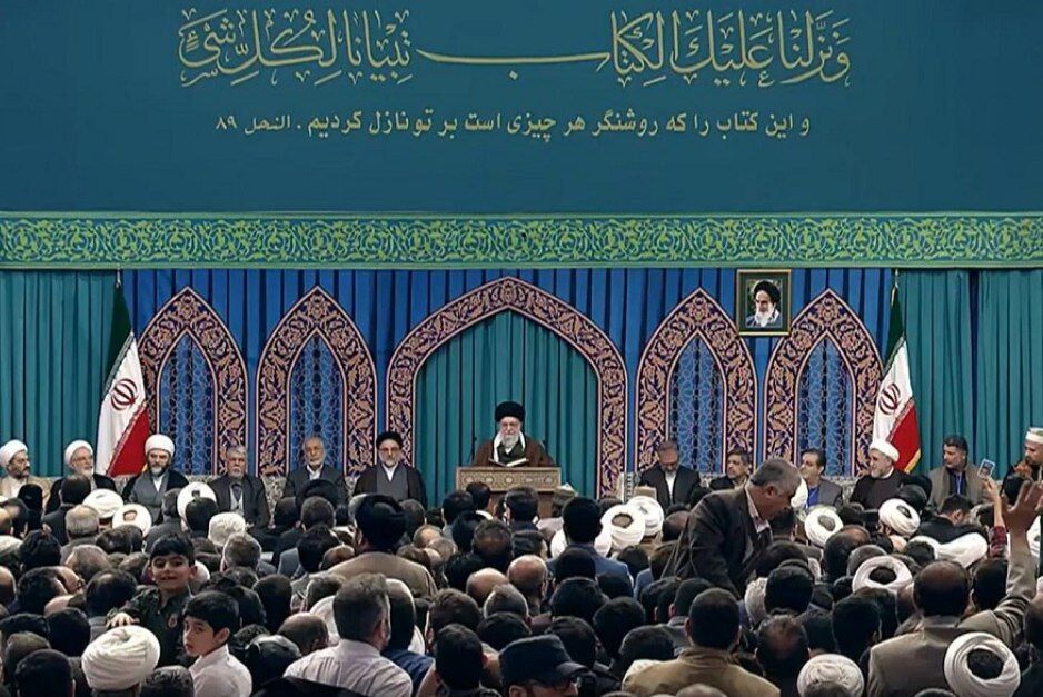 شرکت‌کنندگان در مسابقات بین‌المللی قرآن کریم با رهبر انقلاب دیدار کردند