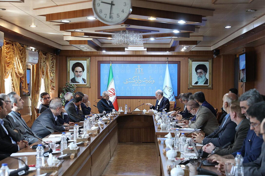 بازدید سرزده رئیسجمهور از وزارت دادگستری بازدید سرزده رئیسجمهور از وزارت دادگستری