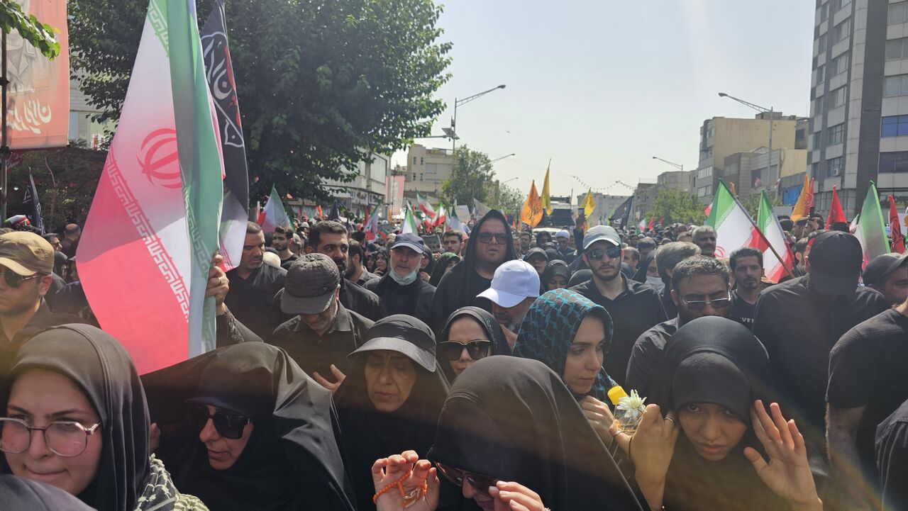 همراهی قالیباف با تشییع کنندگان شهدای حمله تروریستی رژیم صهیونیستی+فیلم