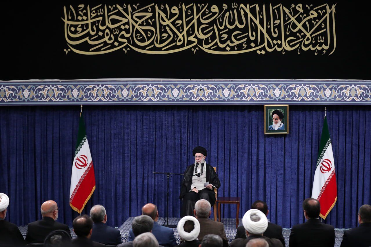 رهبر انقلاب: ملت با جهتگیریهای گوناگون سیاسی و وزن متفاوت مذهبی پای ایران عزیز ایستاد رهبر انقلاب: ملت با جهتگیریهای گوناگون سیاسی و وزن متفاوت مذهبی پای ایران عزیز ایستاد