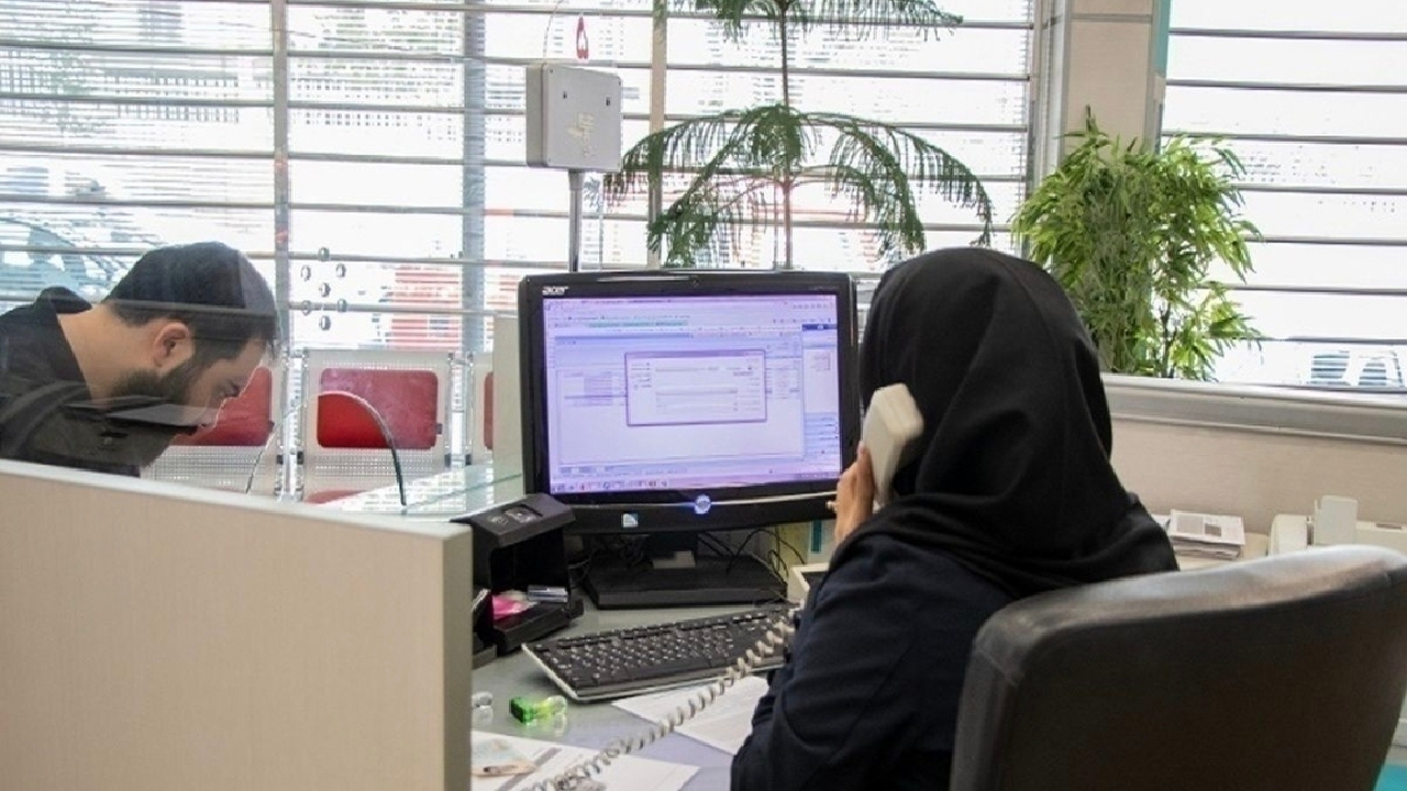 ساعت کاری ادارات و بانکها تا پایان شهریور تغییر نمیکند ساعت کاری ادارات و بانکها تا پایان شهریور تغییر نمیکند