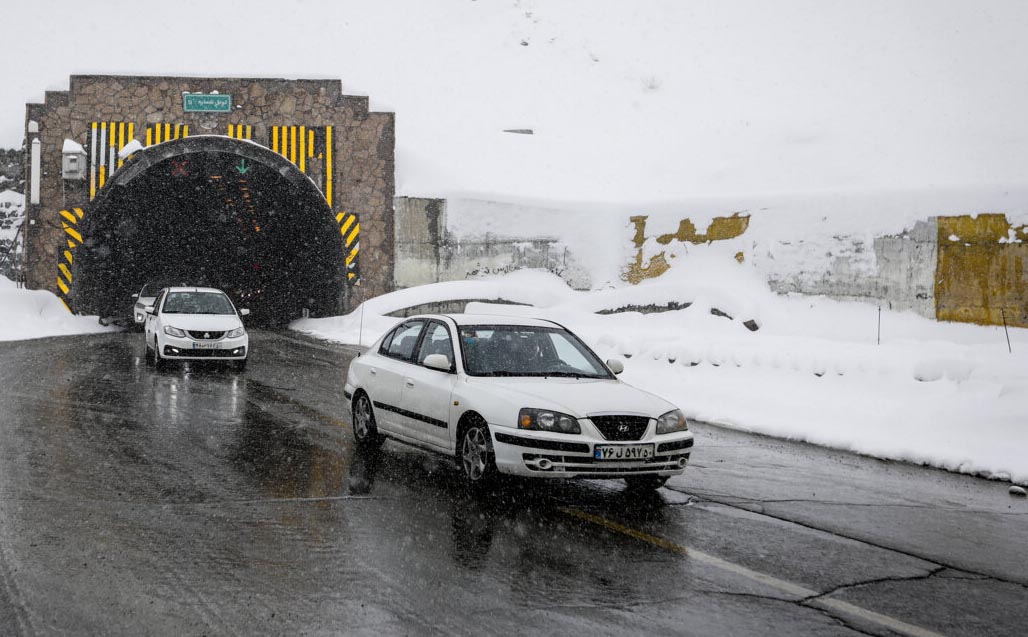 بارش برف و باران در محورهای شمالی کشور/ترافیک در آزادراه کرج – قزوین سنگین است بارش برف و باران در محورهای شمالی کشور/ترافیک در آزادراه کرج – قزوین سنگین است