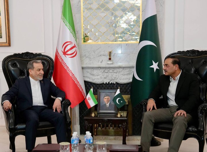 رایزنی عراقچی با فرمانده ارتش پاکستان رایزنی عراقچی با فرمانده ارتش پاکستان