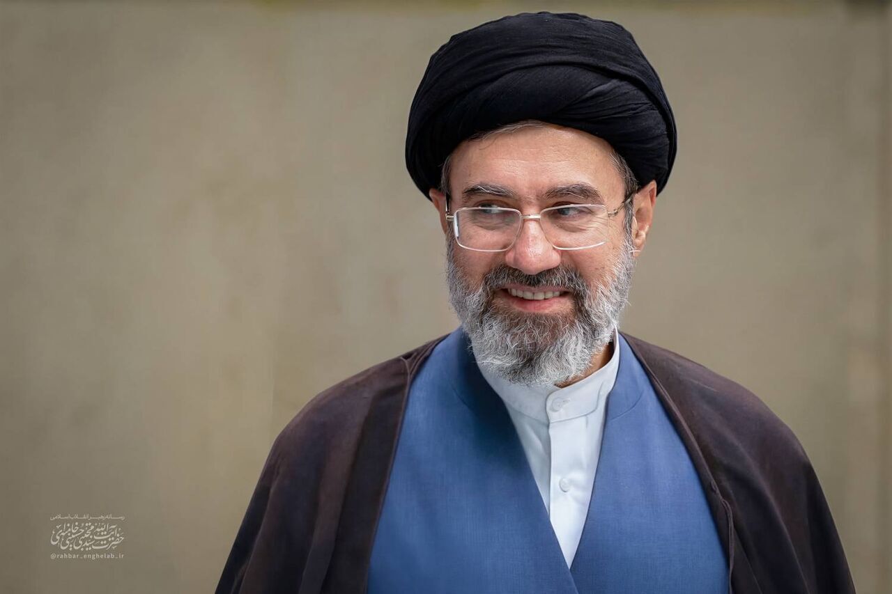 رهبر معظم انقلاب: زبان فارسی از بزرگترین ظرفیت‌ها برای ترویج فرهنگ و تمدن غنی ایران است