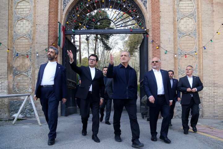 بازدید سرزده رییس جمهور از بخش های آسیب از جنگ سعدآباد