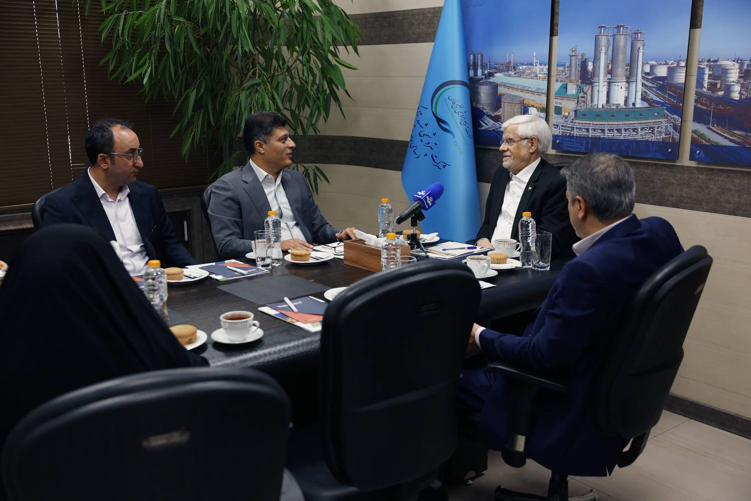 عارف: اصلاح حقوق کارمندان برای دوره بازنشستگی در حال پیگیری است
