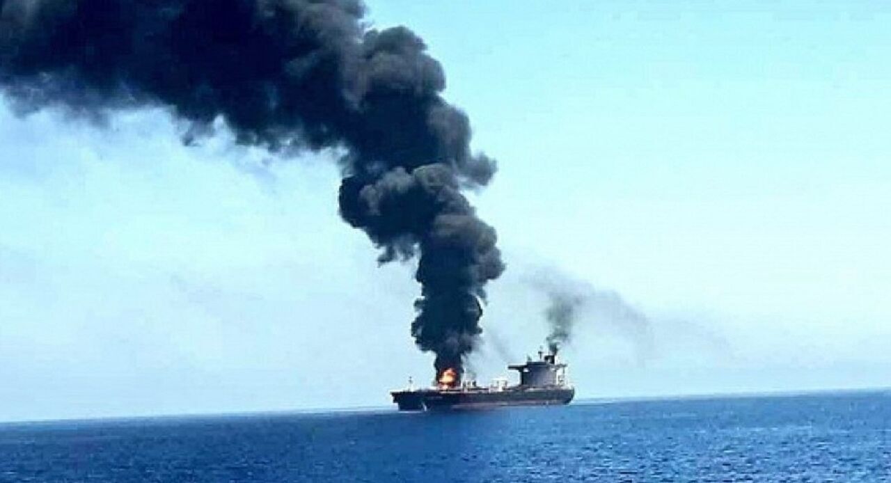 هدف قرار گرفتن یک نفتکش در نزدیکی سواحل عربستان سعودی هدف قرار گرفتن یک نفتکش در نزدیکی سواحل عربستان سعودی